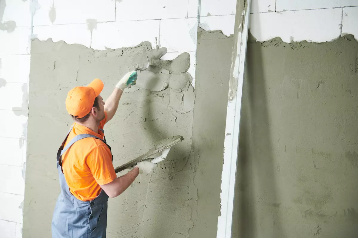 Tynki cementowo-wapienne – ściana dobrze otynkowana raz na długie lata
